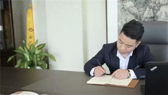 你相信吗？他也曾说话哆嗦 来看他是如何改变的