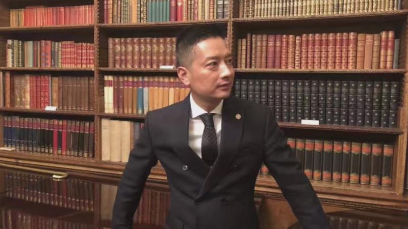 郭晓：从摆地摊到参与两国贸易，他经历了什么