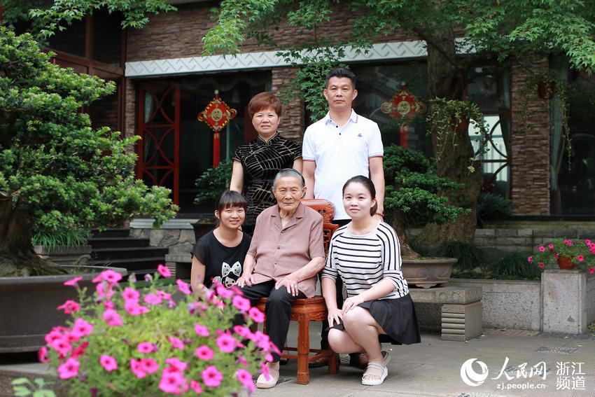 【网络媒体走转改】全国文明家庭代表刘建明：“小家”和