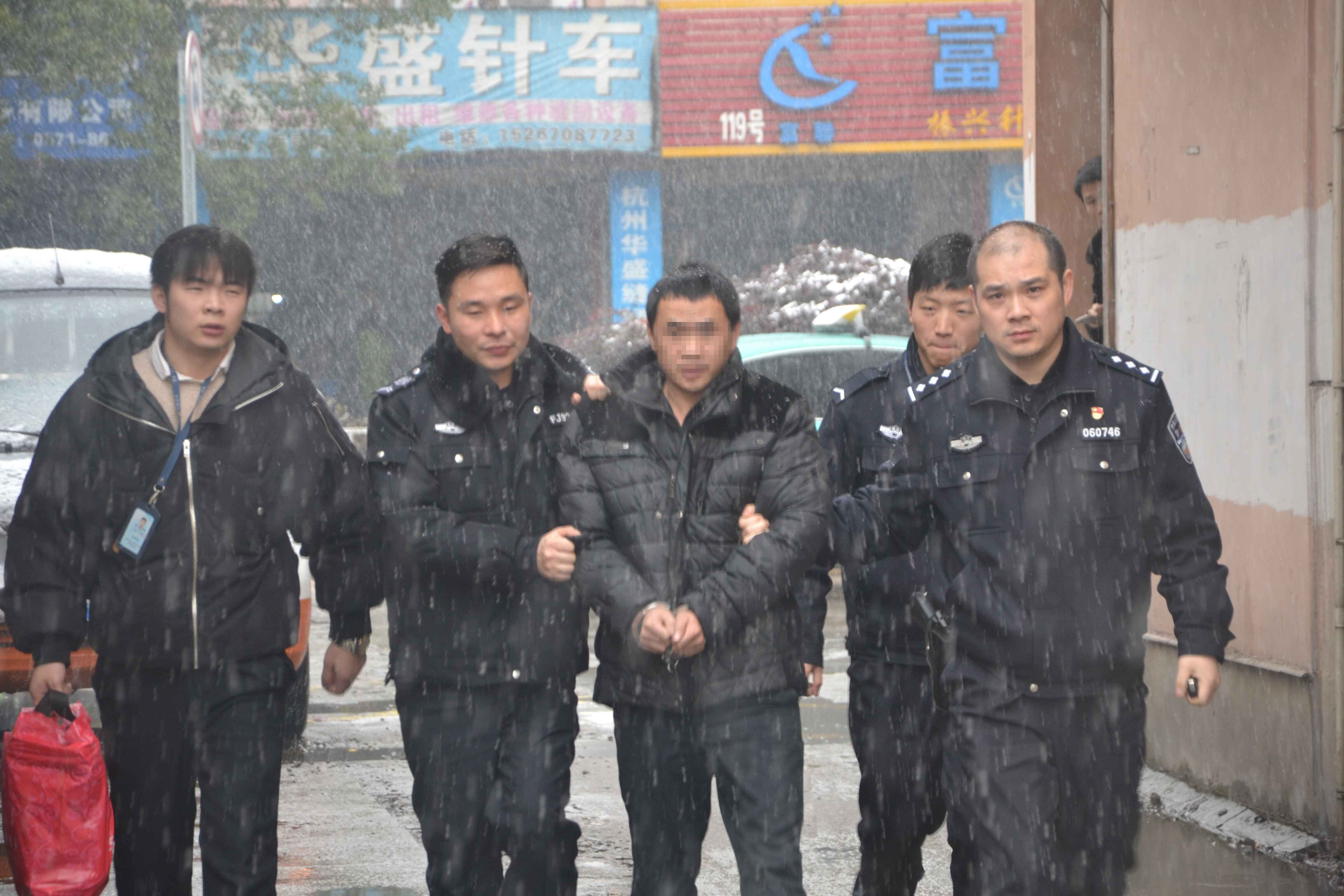 乔司所民警冒雪抓捕诈骗犯罪嫌疑人.jpg