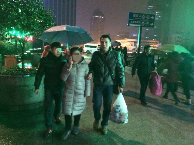 余杭民警雪夜寻找出走女孩.jpg