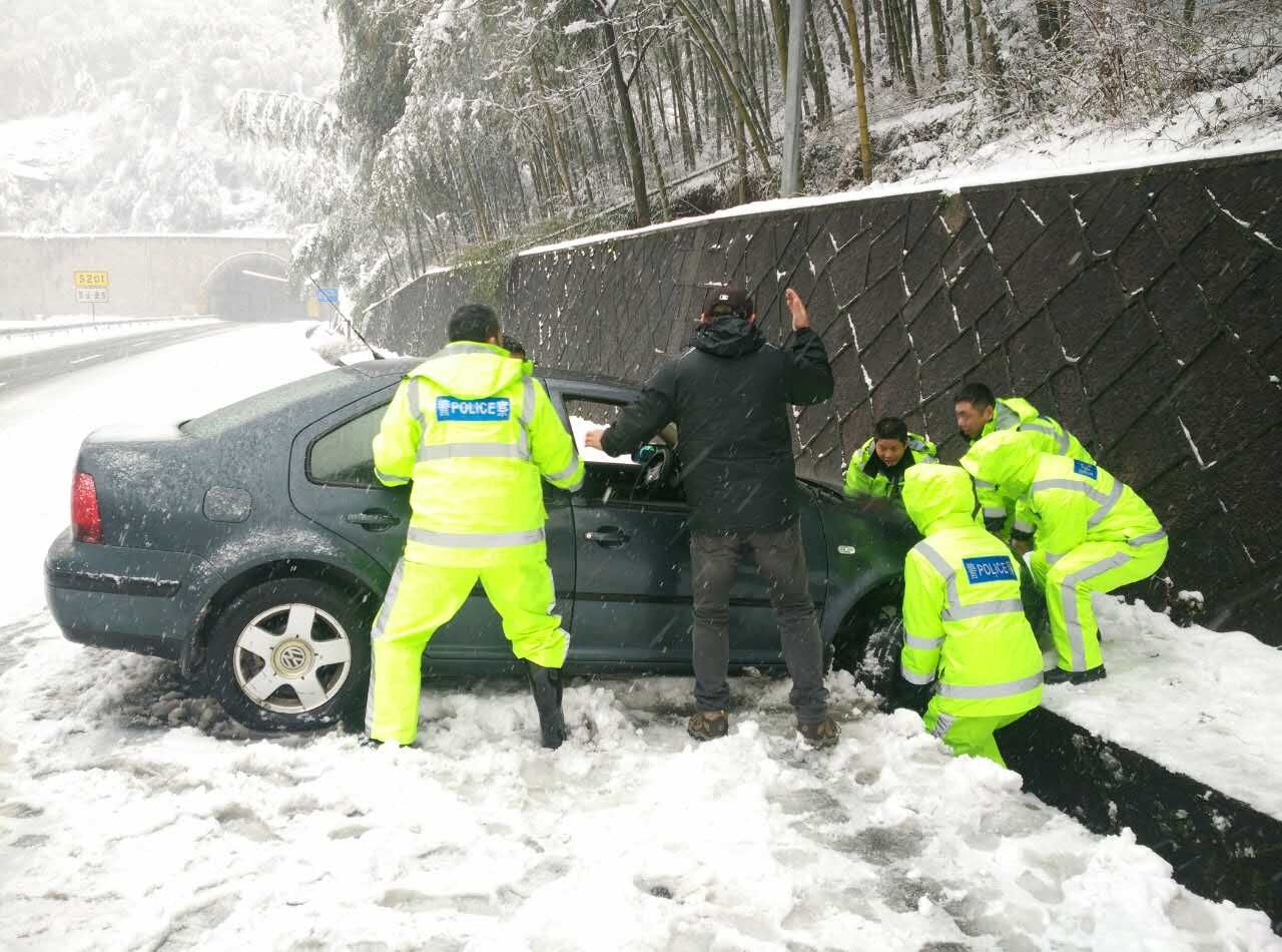 交警瓶窑中队民警抬车救援.jpg