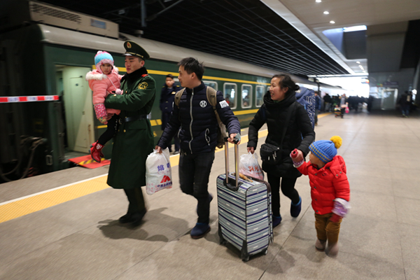 武警战士主动帮助双孩夫妇报小孩.JPG