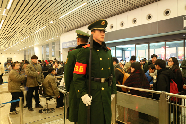 在每个进站口都有战士执勤.JPG
