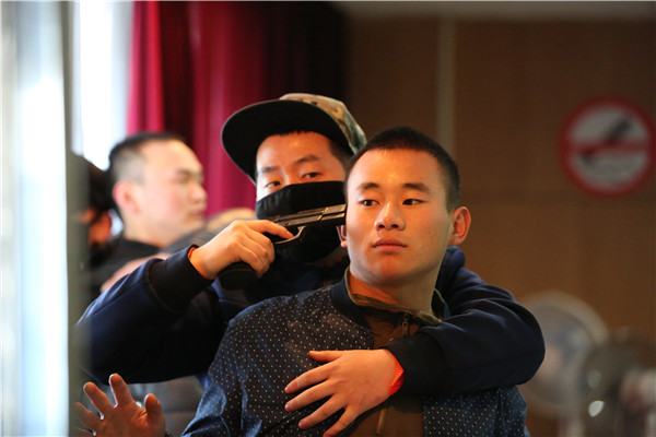 “歹徒”将2名“工作人员”劫持为人质.JPG