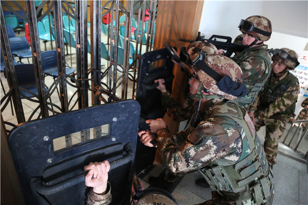 武警官兵进行现场破门.JPG