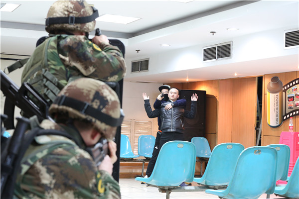 武警官兵与“歹徒”对峙.JPG