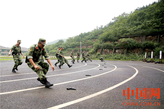 图为官兵开展快速取抢射击训练.jpg