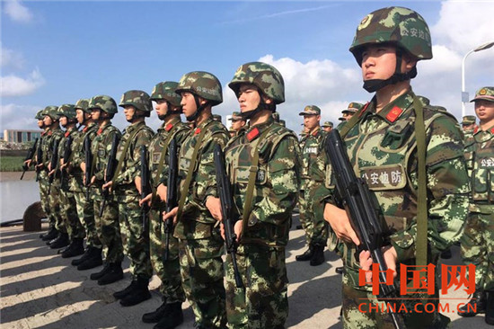 图为官兵持枪列队.jpg