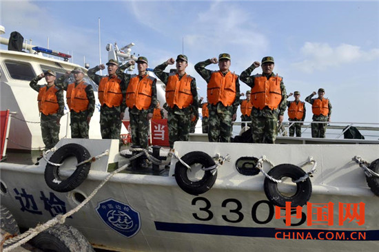 图为船艇官兵进行誓师宣誓.jpg