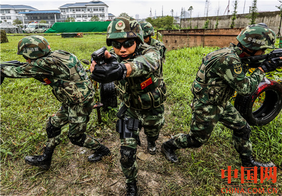 图为官兵进行小组搜索.JPG