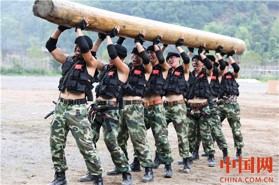图为官兵扛圆木挑战极限体能.JPG
