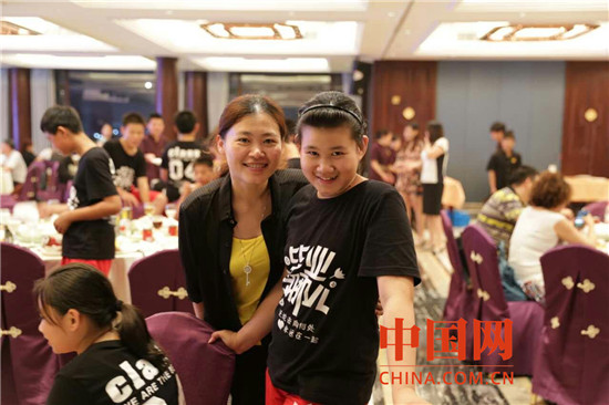 上城区公安分局党委委员、纪委书记吴东和女儿.jpg