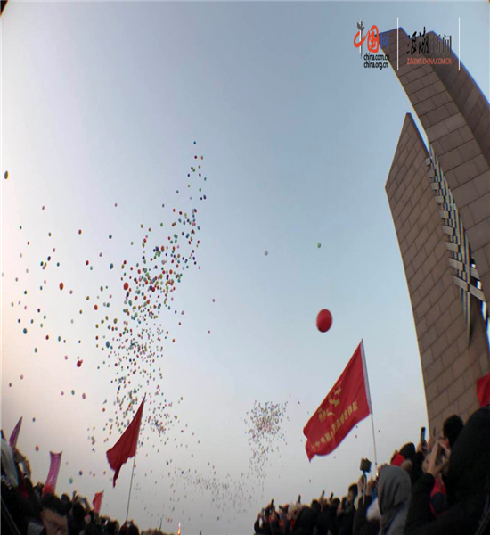 中外游客在浙江温岭共同见证新年第一缕曙光