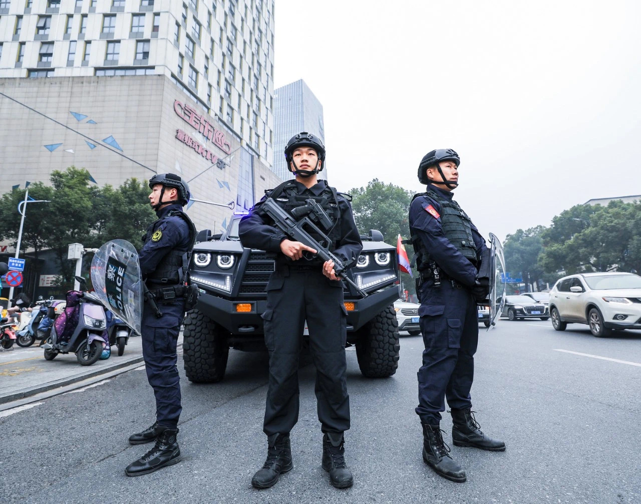 安吉县公安局特警队员在繁华商圈执勤.JPG