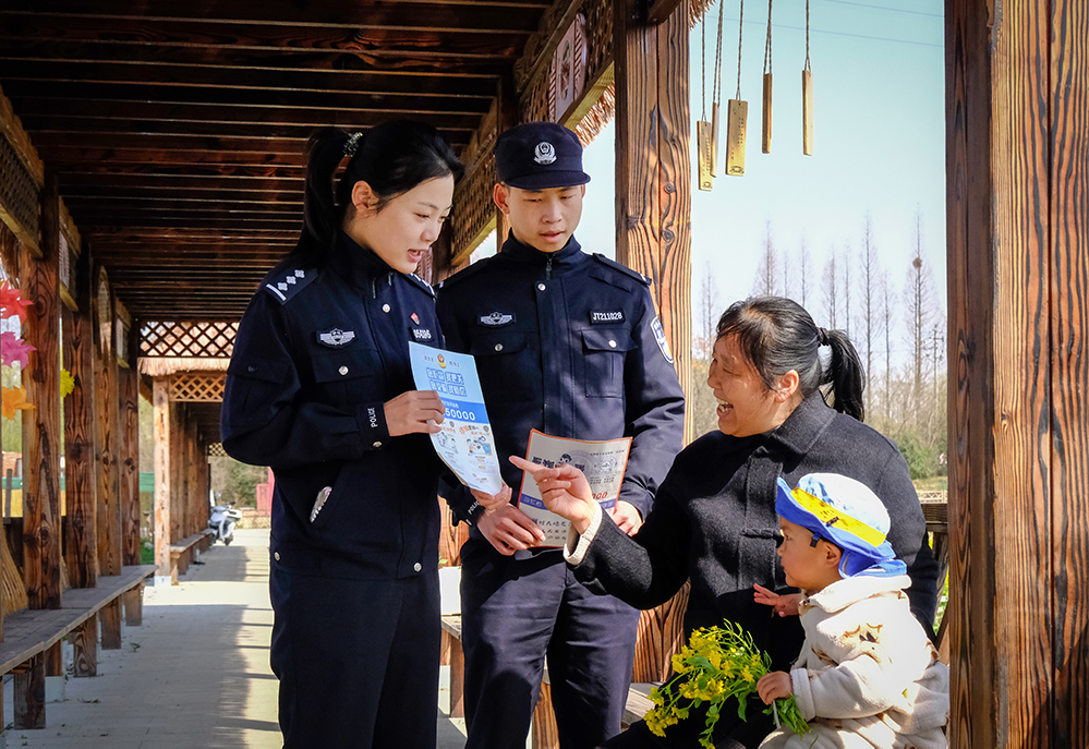 湖州南太湖新区公安分局组织警力在社区进行反诈宣传.jpg